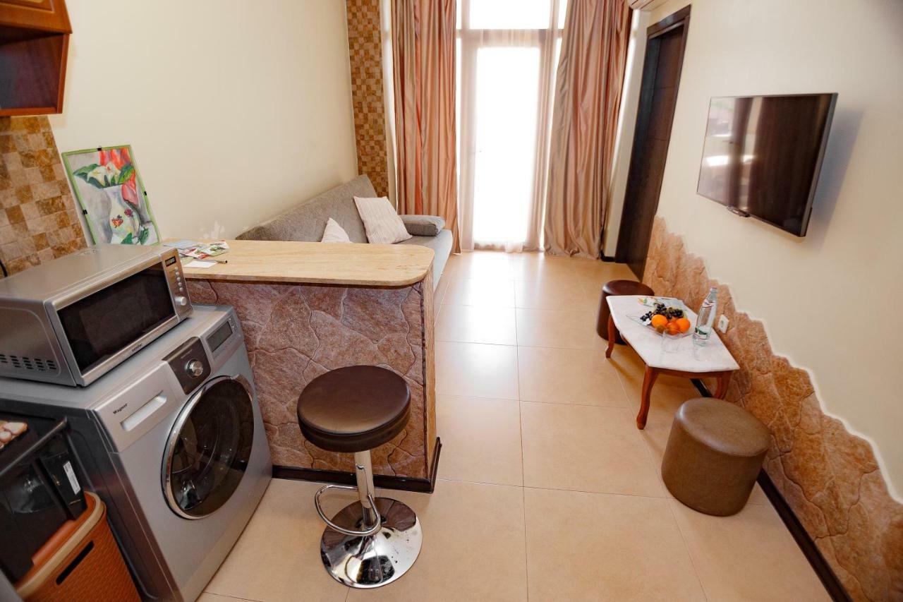 Apartment On Javakhishvili Batumi Esterno foto